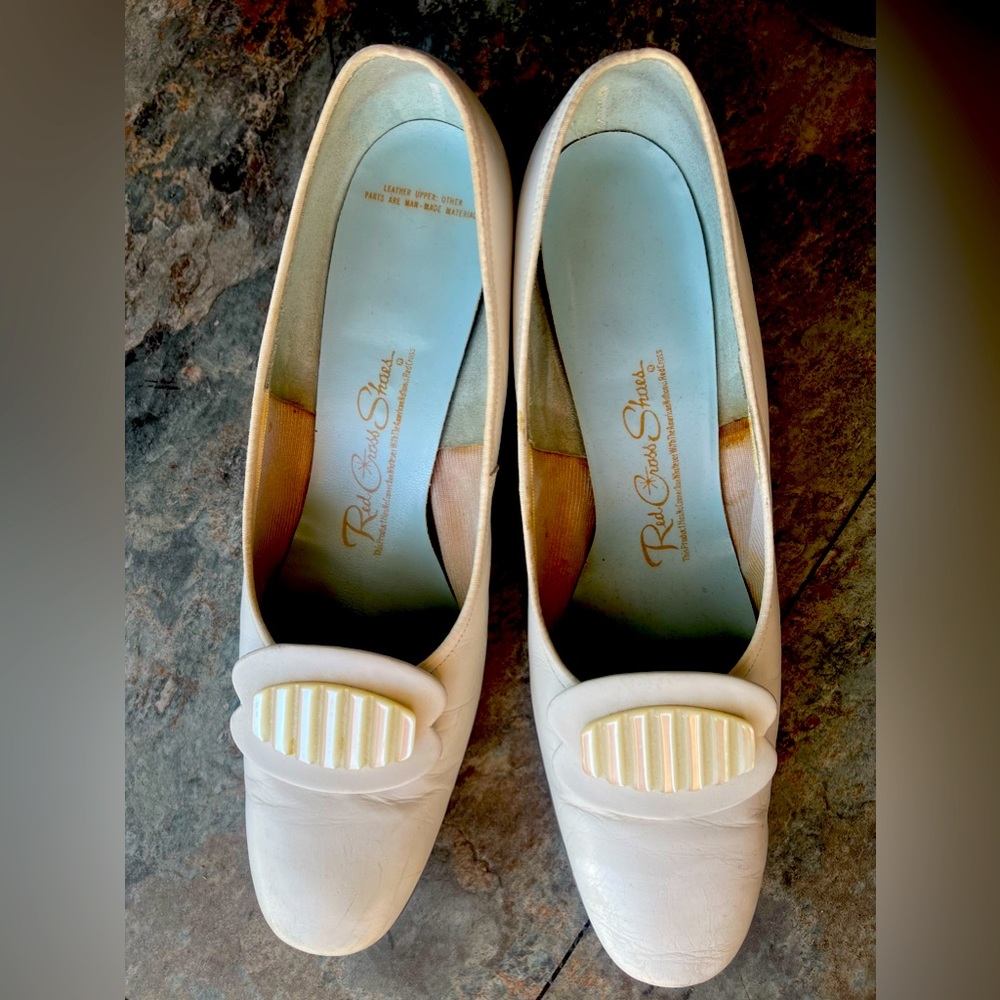 Vintage white mod leather shoes small heel Red Cross nurse sz 10